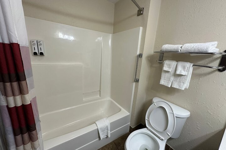 Econo Lodge Inn & Suites