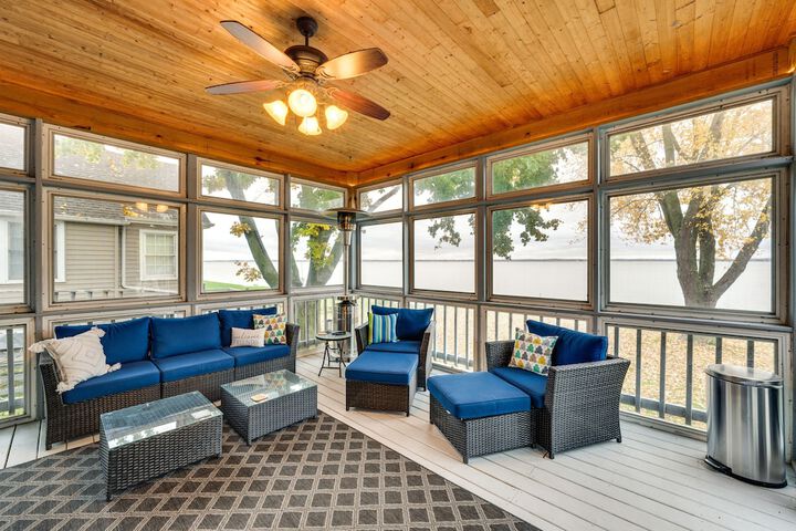 Lakefront Edgerton Cottage w / Deck & Grill!