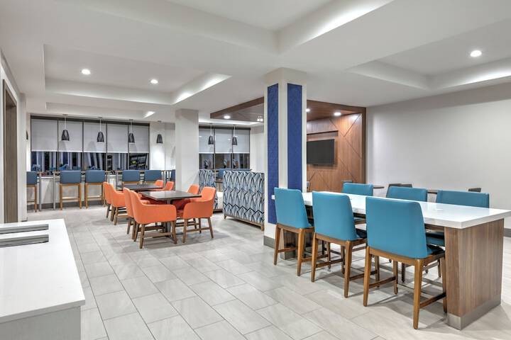 Holiday Inn Express Hotel & Suites Winnie by IHG