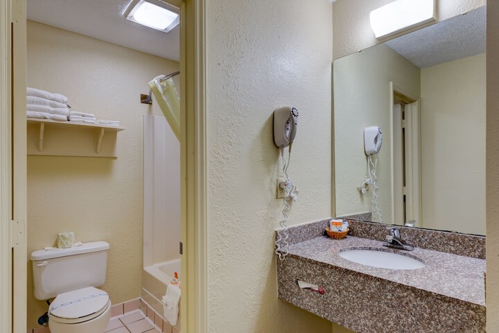 Room 9 of 18