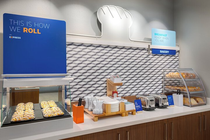 Holiday Inn Express & Suites DFW Airport Southwest - Euless