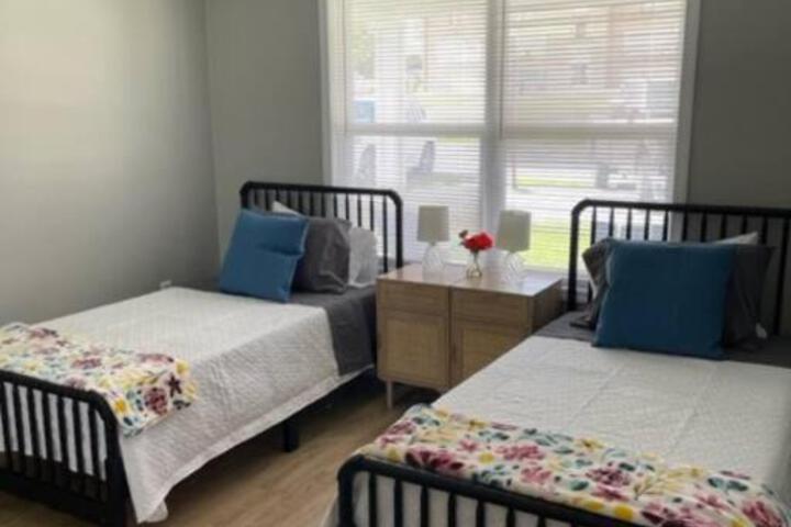 Birdie Mae - 2 bedroom House in DT Hamilton