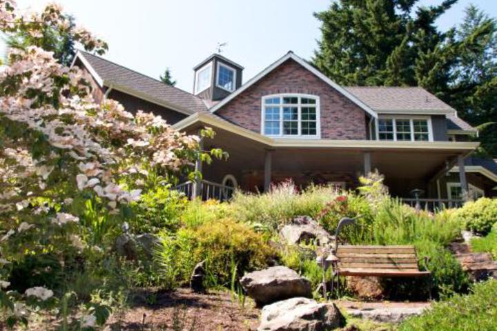 Hideaway Lodge Bed & Breakfast