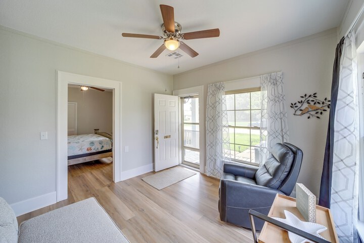 Walk to Lake Parks & Dining: Eufala Family Home!