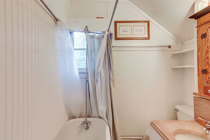 Walk to Lake: Historic Lakeside Marblehead Cottage