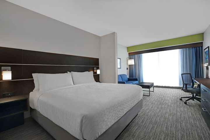 Holiday Inn Express & Suites Milwaukee - Brookfield by IHG