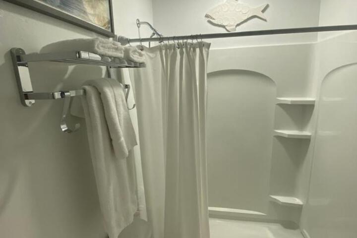 Closest 1BR to Vanderbilt Beach full kitchen with dishwasher, ALL NEW!