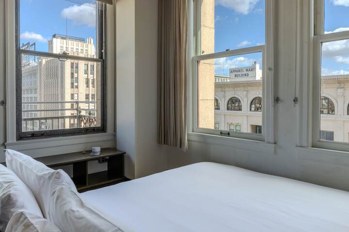 Room 28 of 102