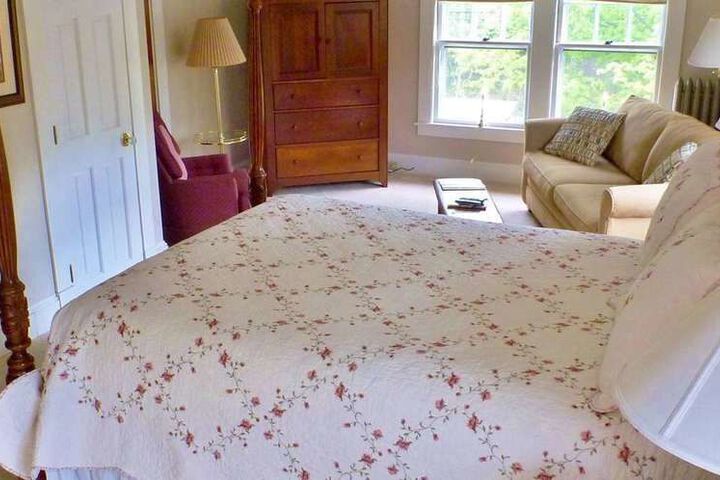 THE TRUMBULL HOUSE BED AND BREAKFAST