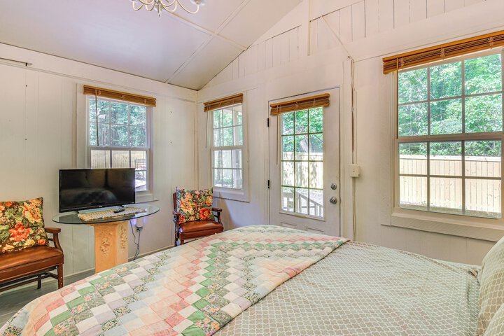 Pet-friendly Lavonia Cabin Walk to Lake Hartwell!