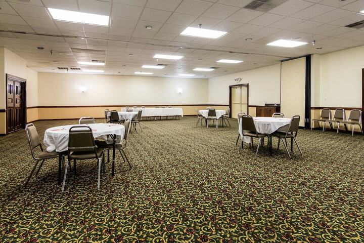 Econo Lodge Inn & Suites Conference Center