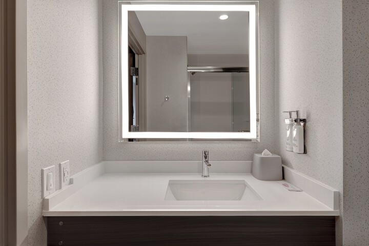 Holiday Inn Express & Suites Glendale Downtown by IHG