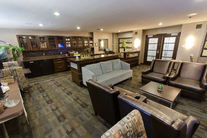 Lounge 46 of 52