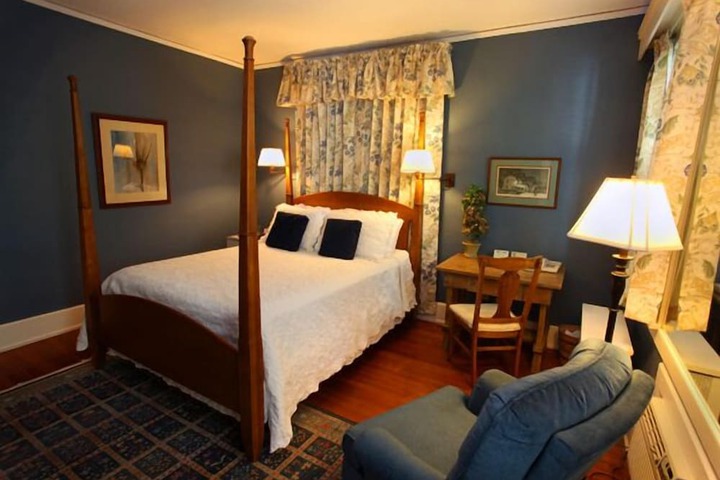 THE BROWN STREET INN