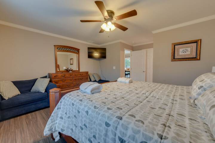 Family-friendly Home w / Deck Near Colonial Beach!