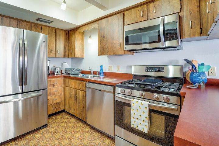 Walk to Restaurants: Downtown Leesburg Townhome!