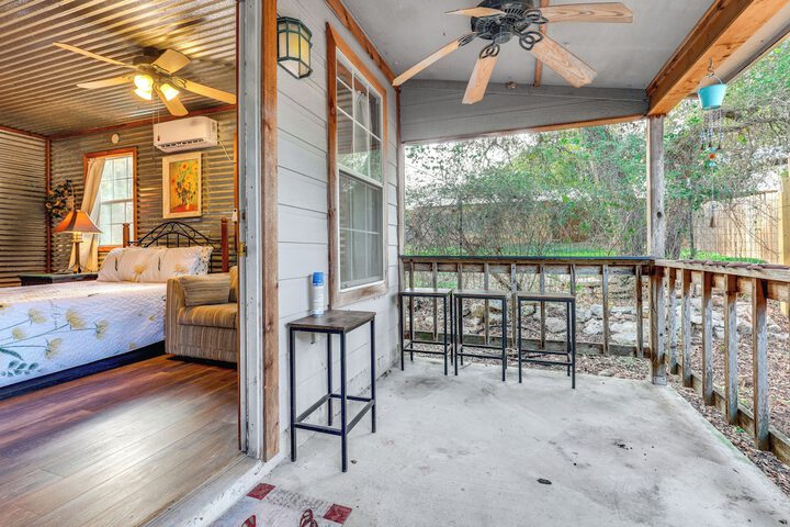 Cozy Couples Cottage w / View Near Canyon Lake!