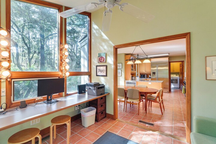 Spacious Kiawah Island Home w / Deck Walk to Beach
