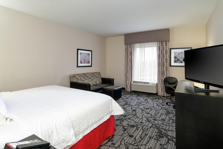 Hampton Inn & Suites Roanoke Airport
