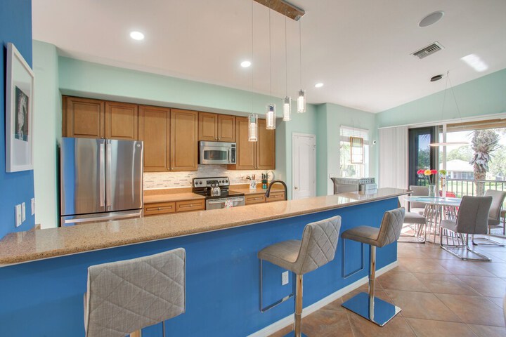3 Mi to Dtwn Fort Myers: Condo w / Pool & Hot Tub