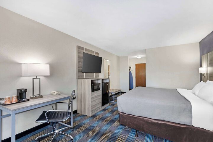 Quality Inn & Suites Fort Madison near Hwy 61