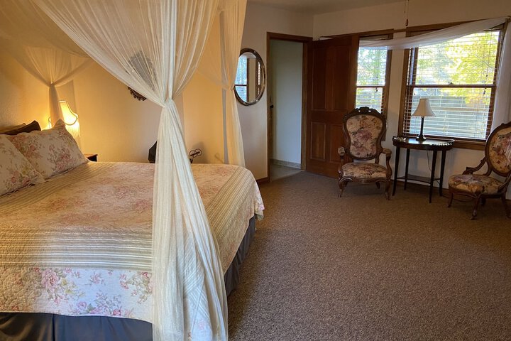 Room 27 of 40