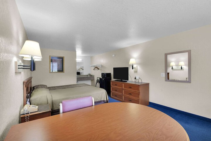 Room 9 of 16