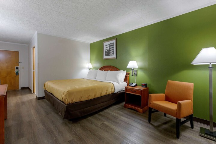 Room 11 of 28
