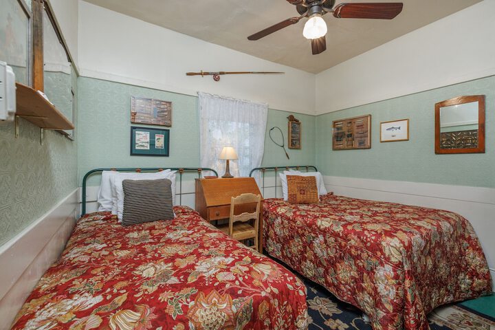 Room 32 of 82