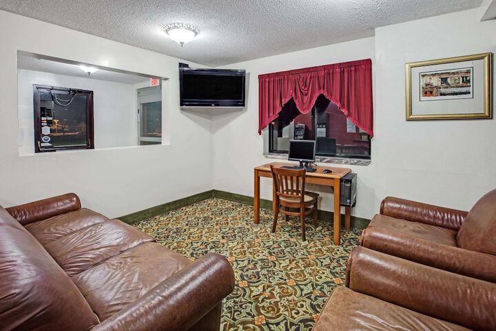 Super 8 by Wyndham Crystal Lake