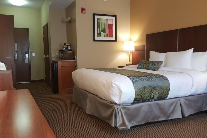 Best Western Plus Airport Inn Suites