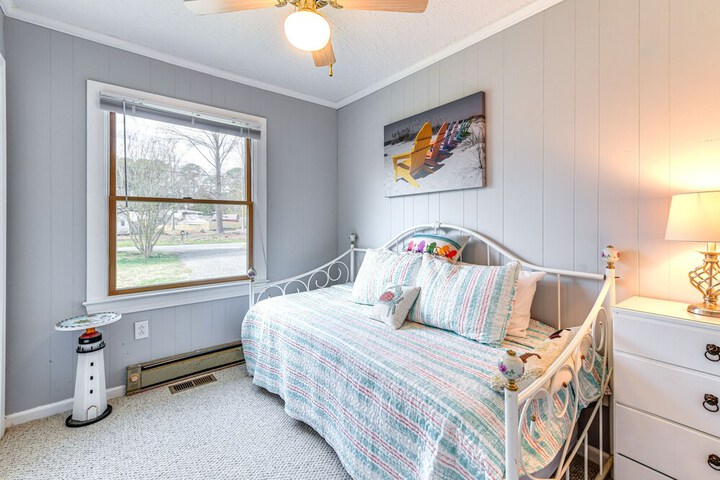 Riverfront Colonial Beach Home w / Private Beach!