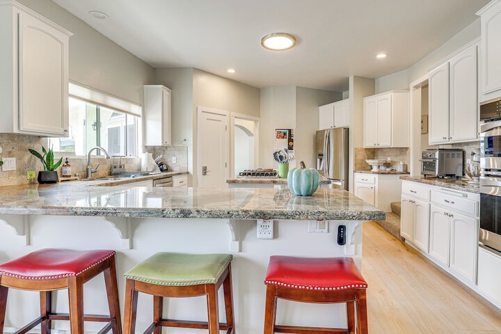 San Marcos Getaway w / Deck & Lake Views!