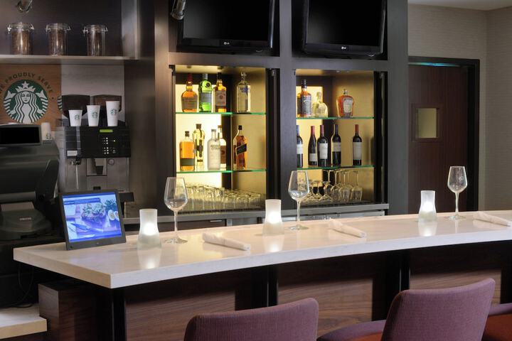 Lounge 21 of 26