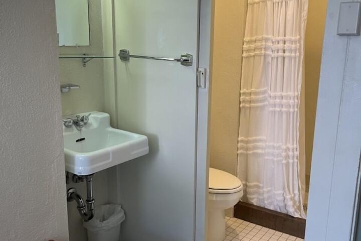 Room 13 of 32