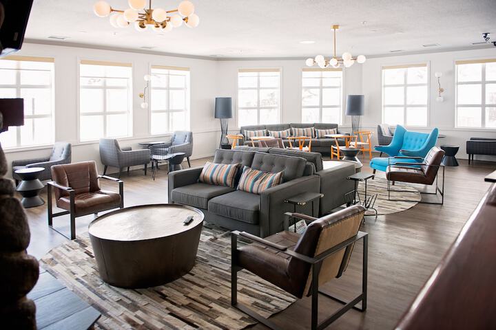 Lounge 46 of 53
