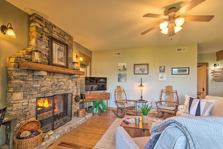 Mountain Air Condo w / Deck & Views Pets Welcome!