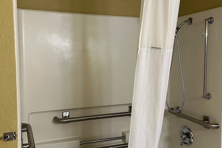 Room 6 of 28
