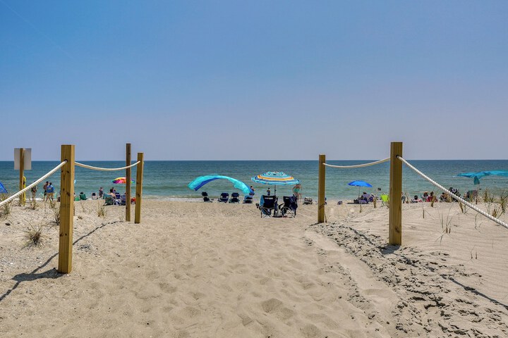 Coastal North Carolina Retreat: Half Mile to Beach