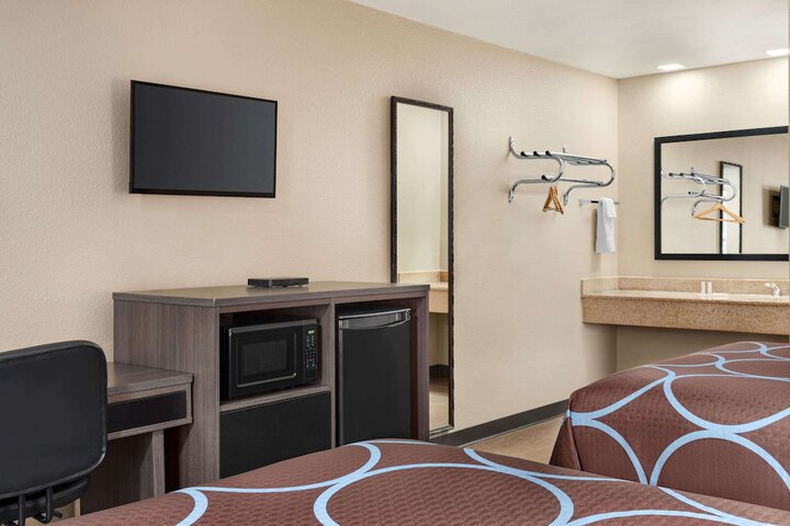 Room 16 of 38