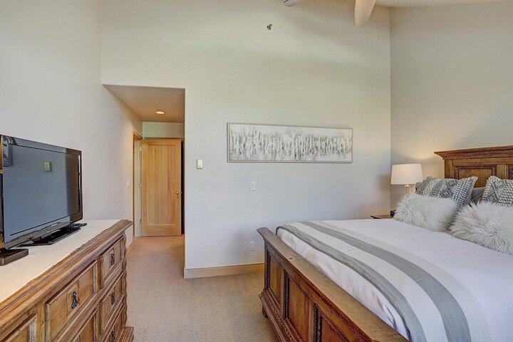 Room 104 of 242