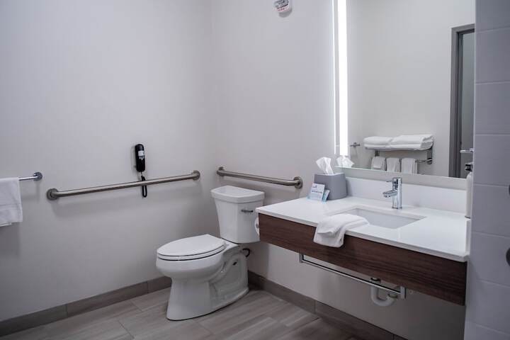 Holiday Inn Express and Suites Mason City by IHG