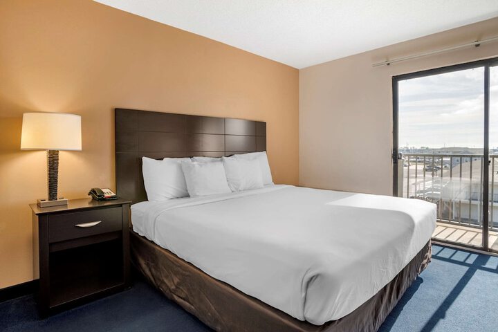 Room 28 of 40