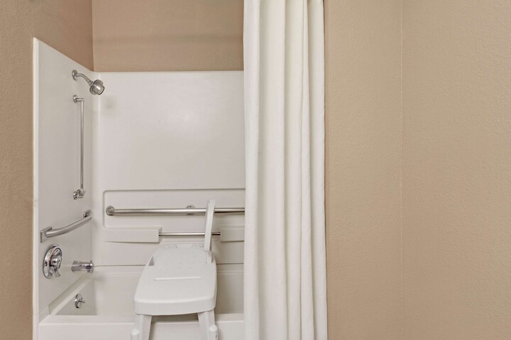 Super 8 by Wyndham Nashville / Dntn/ Opryland Area