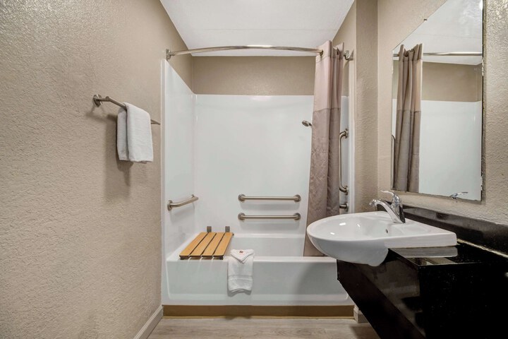 Room 28 of 33