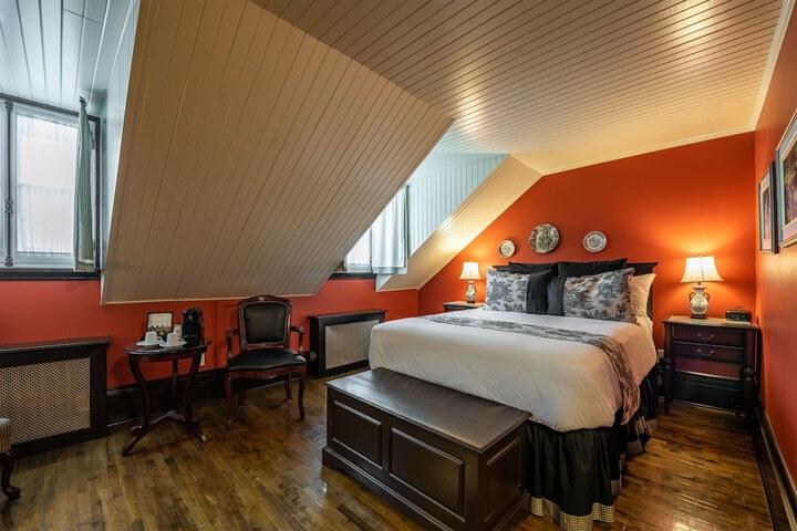 Room 33 of 47