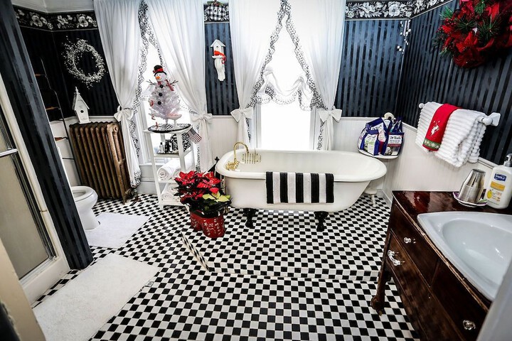 Room 4 of 16