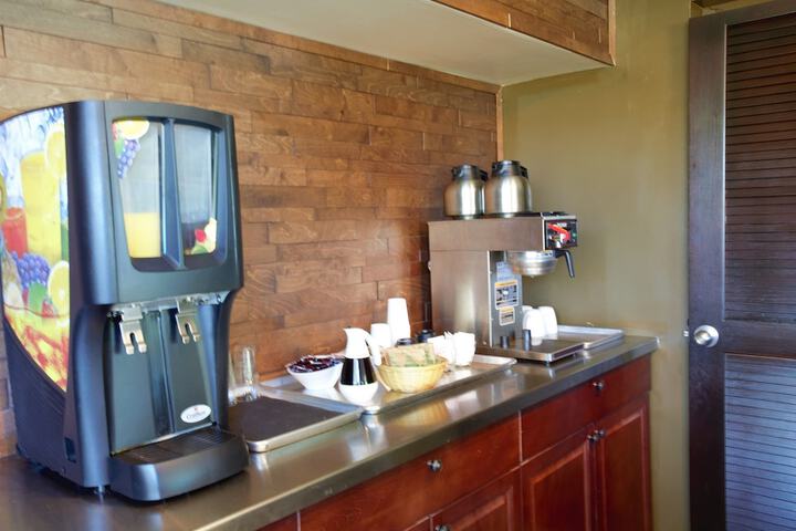 Breakfast/Coffee Service 34 of 43