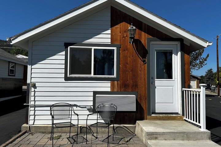 Lamplighter Cabins & Suites