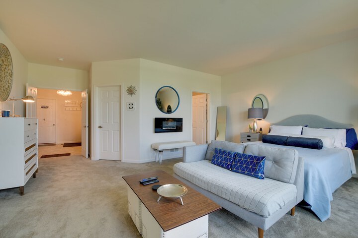 Spacious Waterfront Yorkville Getaway w / Yard